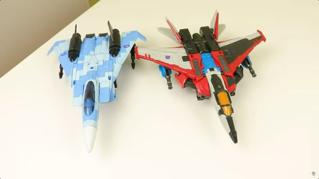 Image Of Reactive Bumblebee & Starscream 2 Pack In Hand From Transformers Game Toys  (34 of 37)